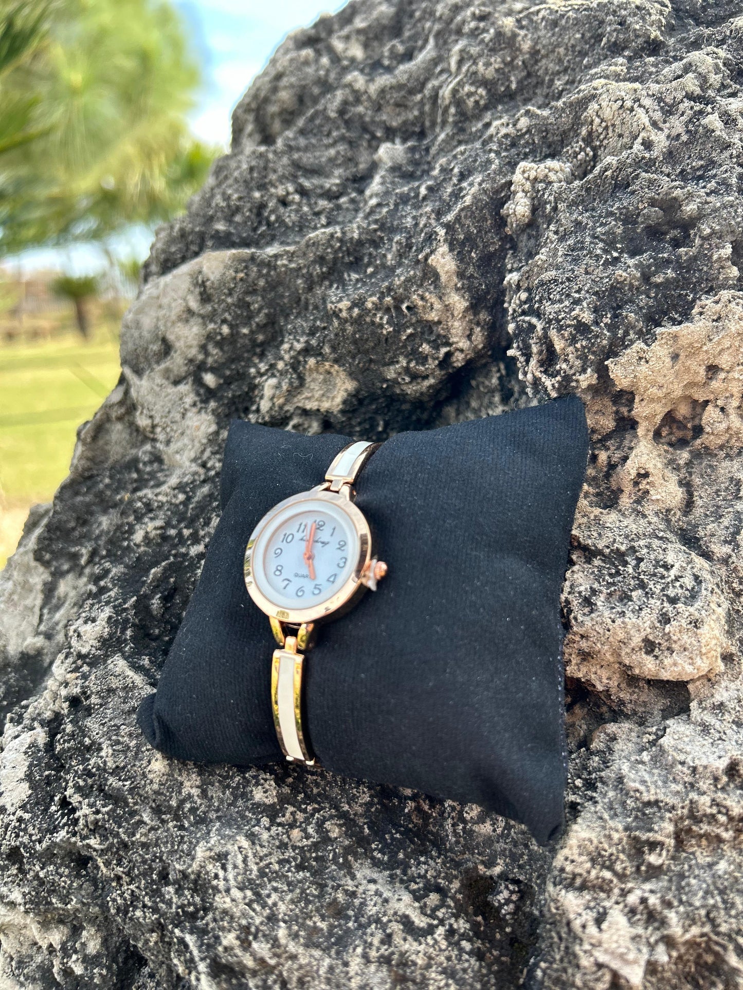 Women's Contemporary Waterproof Timepieces with Elegant Flair